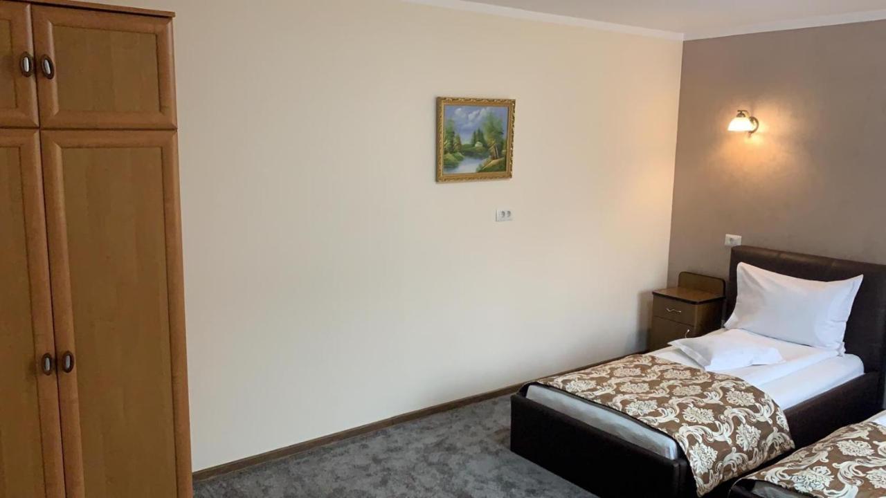 Pensiunea Flora Piatra Neamţ Esterno foto
